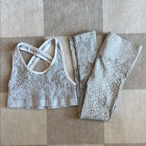 TLA by Morgan Stuart Women's White Gray Snake Print Sports Bra and Leggings Set